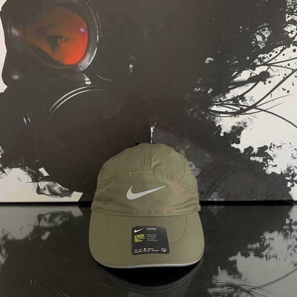 Nike Accessories - WOMENS NIKE AEROBILL TAILWIND RUNNING HAT